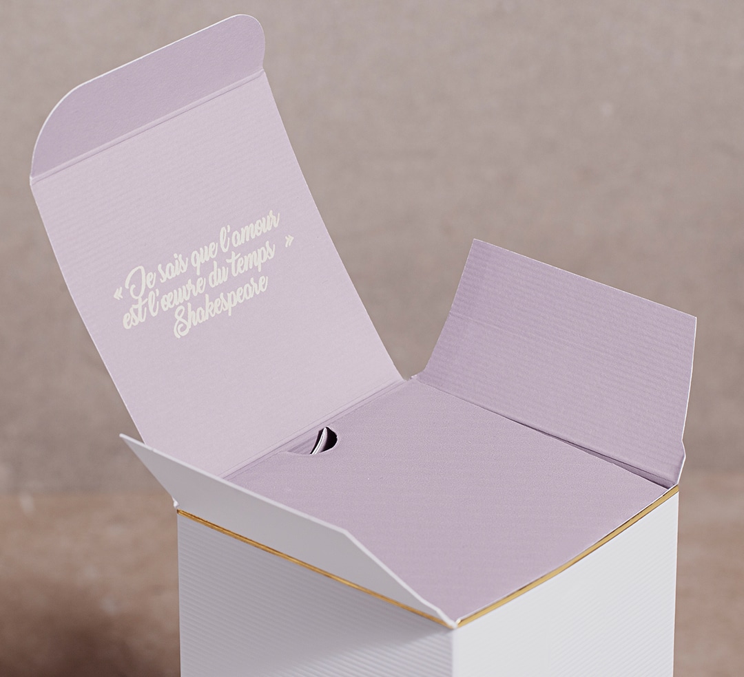 Décoloration de papier au laser sur packaging Dior
