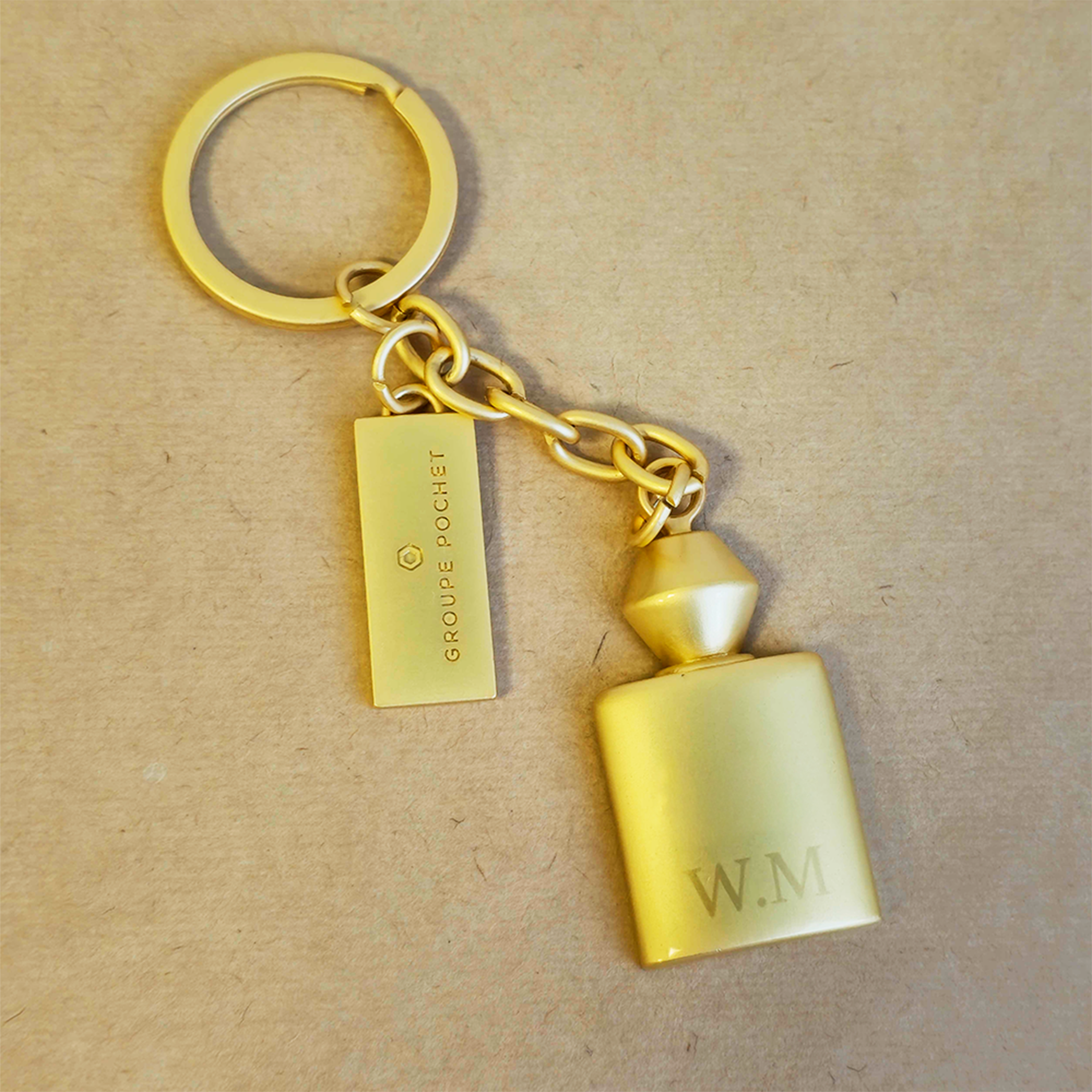 Gravure sur porte clé en métal gold