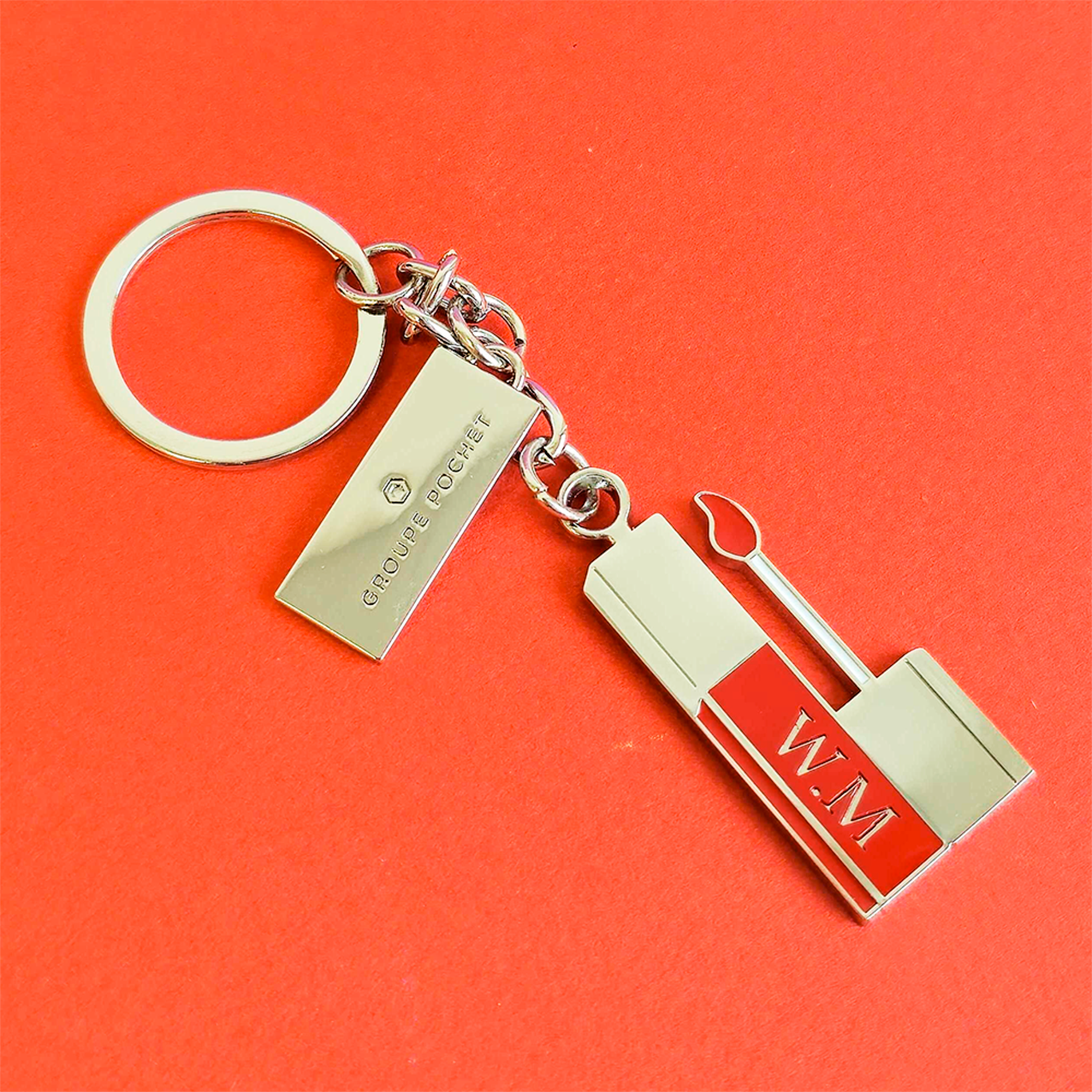 Gravure sur porte clé en métal rouge