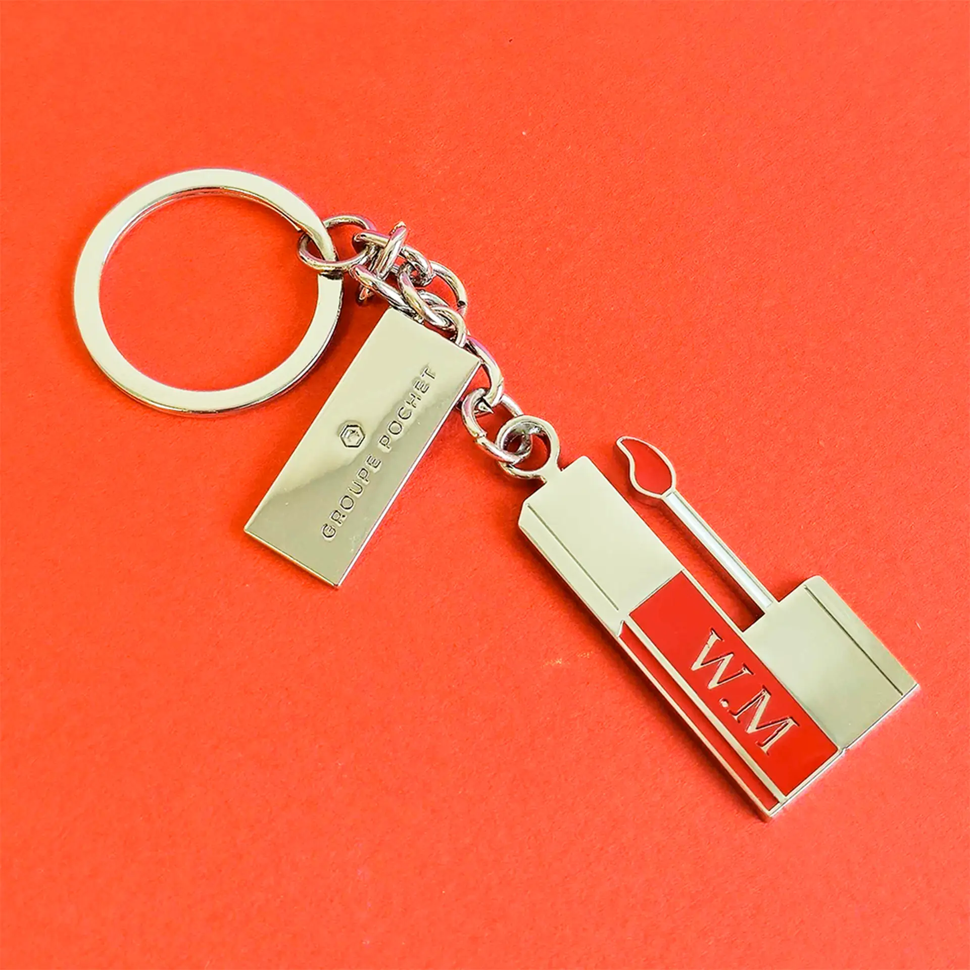 Gravure sur porte clé en métal rouge