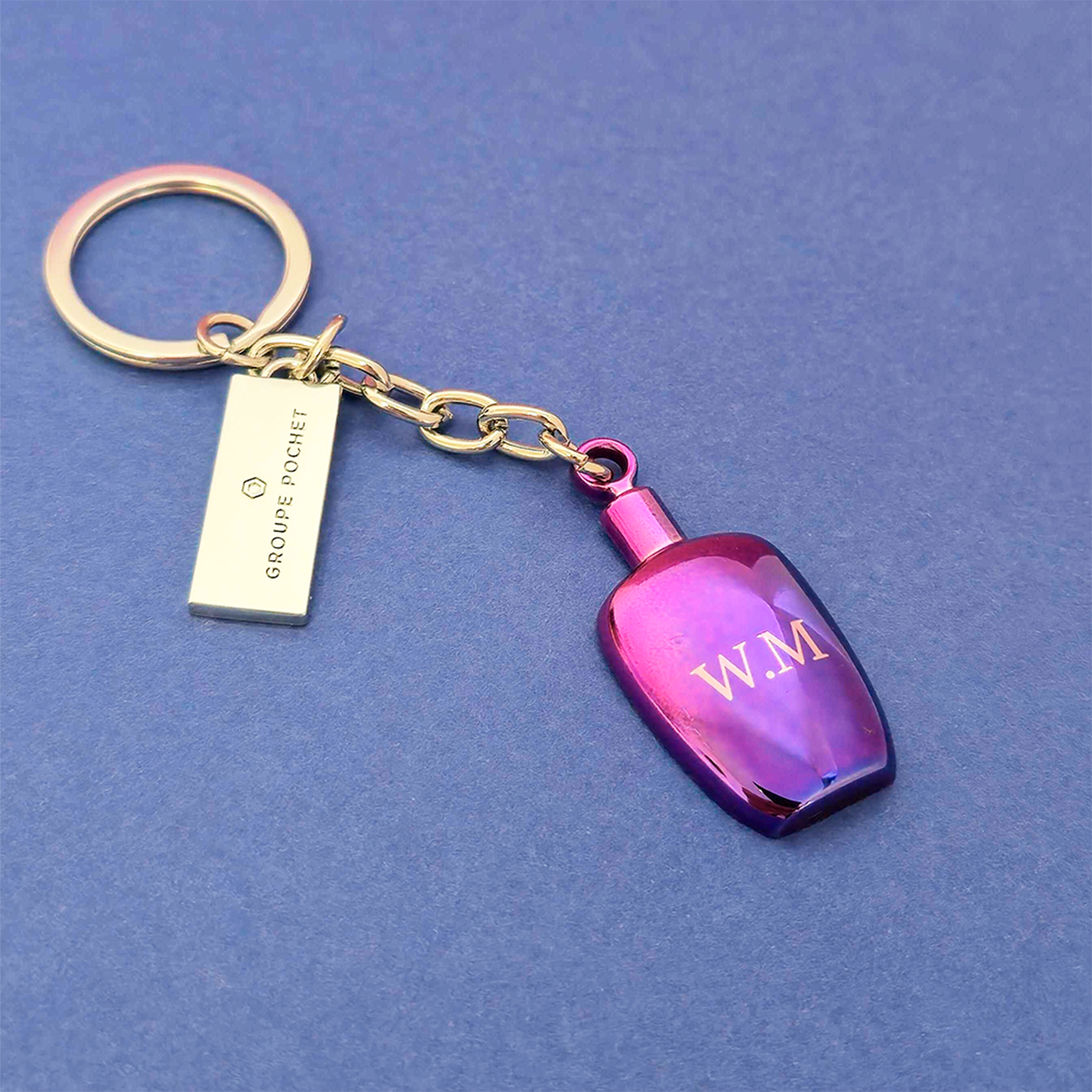 Gravure sur porte clé en métal violet