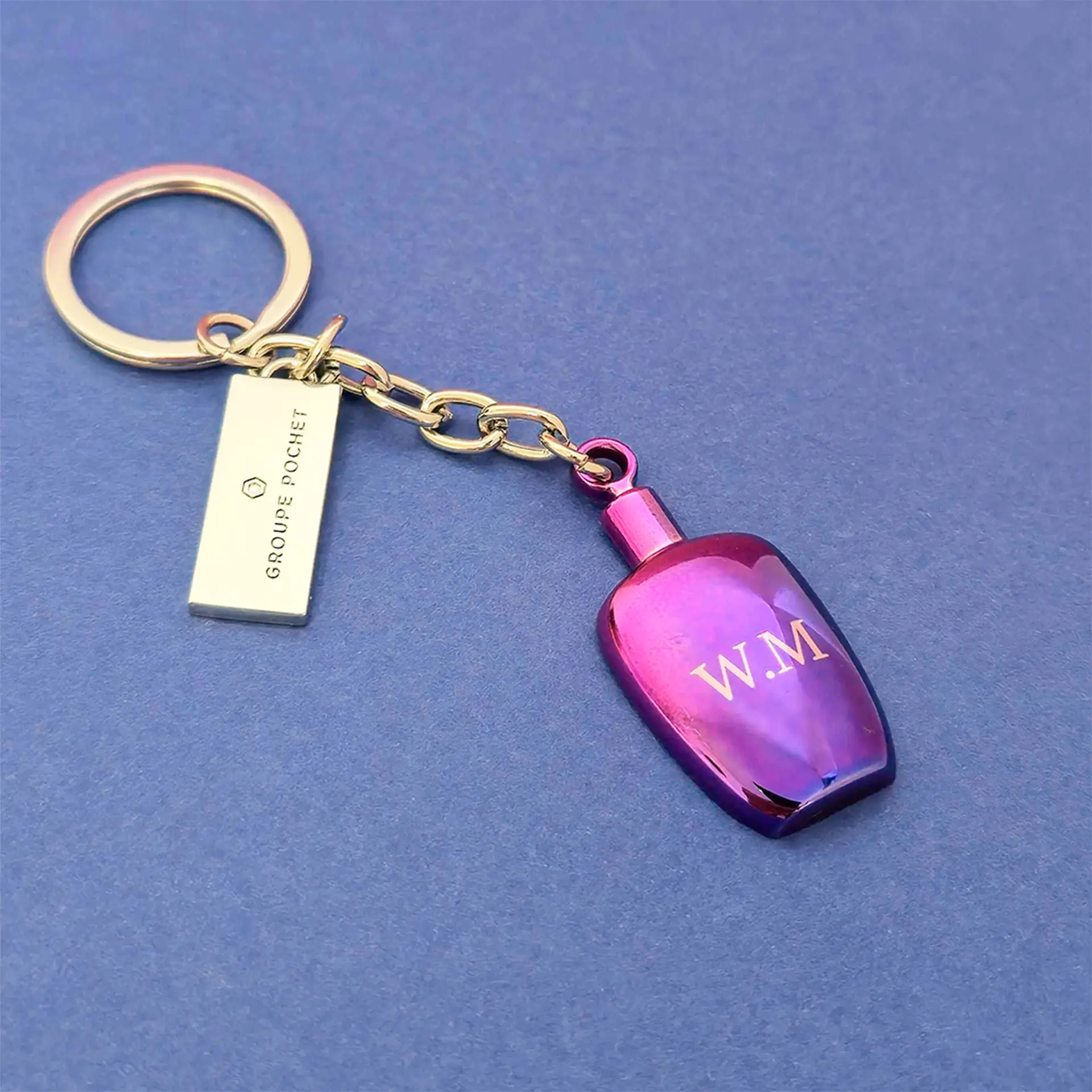 Gravure sur porte clé en métal violet