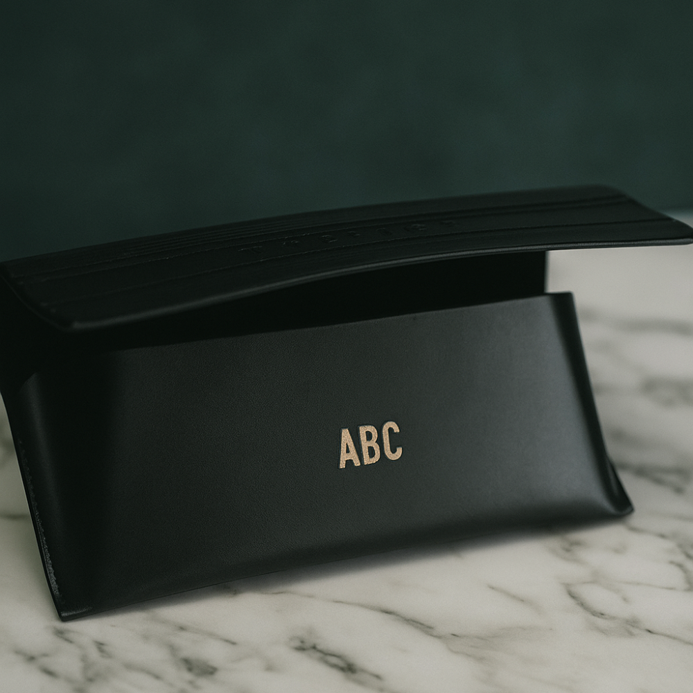 DWSxTHELIOS_Gravure sur étuis de lunettes