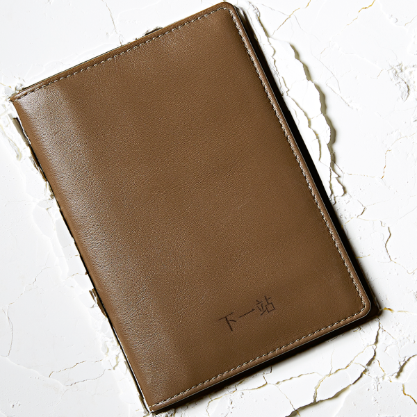 Étui passeport cuir gravé et personnalisé – gravure laser maroquinerie luxe voyage
