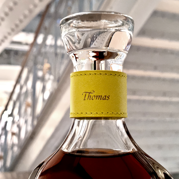 Gravure sur un col de carafe en cuir Hennessy
